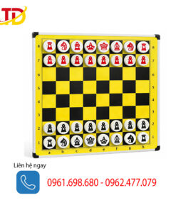 Bàn cờ và quân cờ treo tường